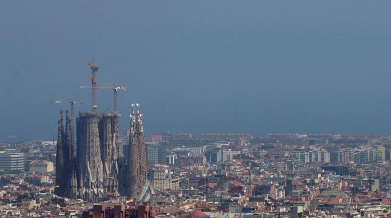 Vista de la ciudad de Barcelona después de que la Generalitat haya declarado este lunes episodio por alta contaminación por partículas PM10