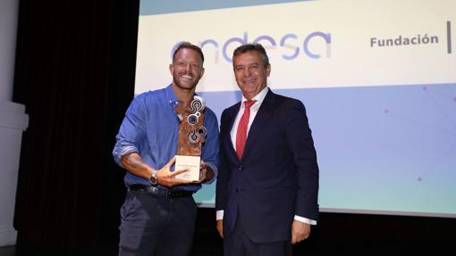 El premiado Fernando Montoya, de No Piqui, junto a Francisco Arteaga Alarcón, director general de Endesa Andalucía y Extremadura