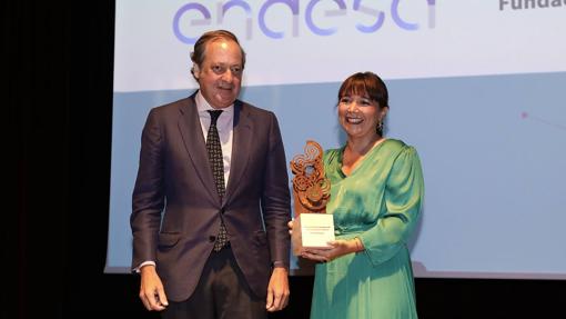 Álvaro Rodríguez Guitart, director gerente de ABC en Andalucía, hace entrega del premio a Marta Tobías, de Tuki&amp;Co