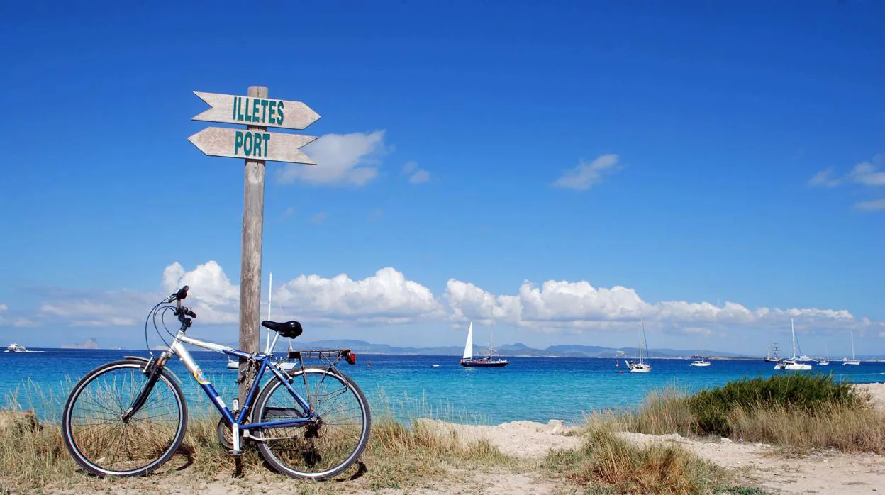 Formentera vive su primer verano de limitación a la entrada de vehículos de turistas