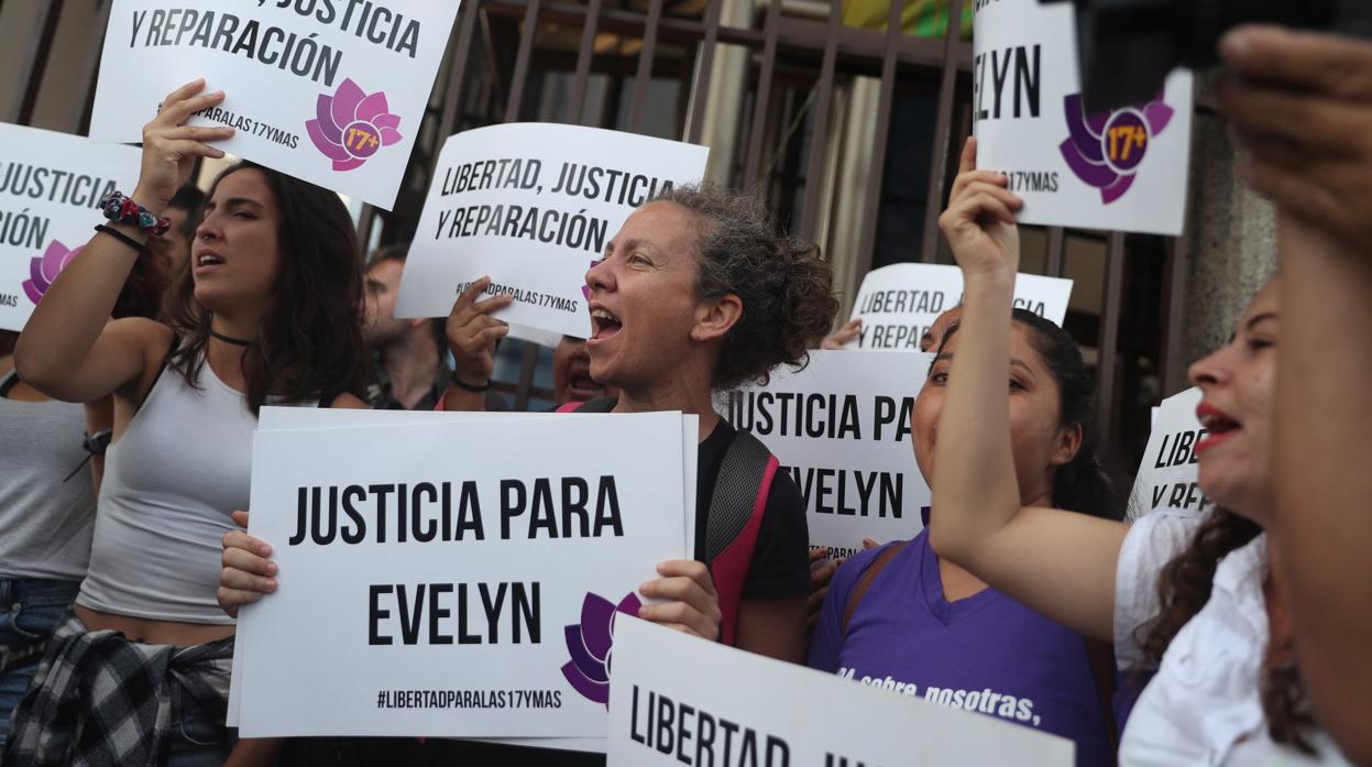 Activistas piden justicia para Evelyn Hernández a su llegada al juzgado en Ciudad Delgado (El Salvador)