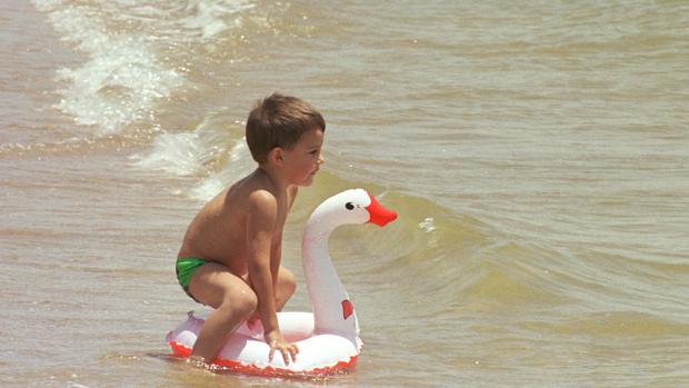 ¡Cuidado con las figuras hinchables para los niños en el agua! no son seguras