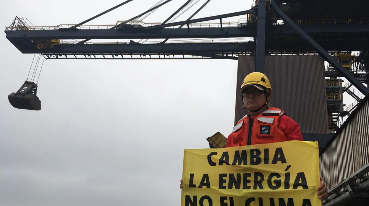 Greenpeace desembarca en la central de Los Barrios para reclamar el final del carbón
