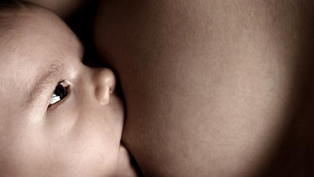 Una aerolínea holandesa obliga a cubrirse a las madres que den el pecho para «no ofender» a los pasajeros