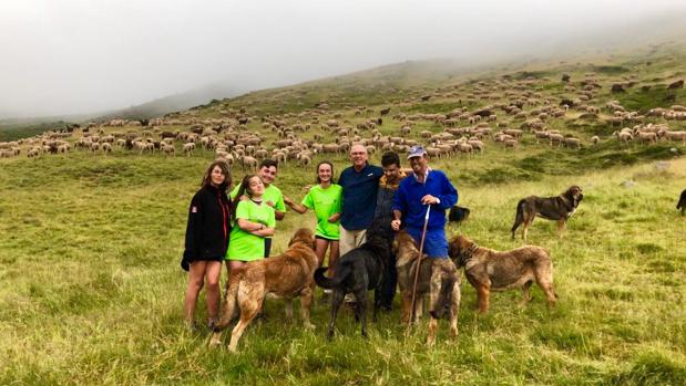 Perros, solidaridad y medio ambiente: concluye la I Aventura Trashumante entre Lobos y Mastines