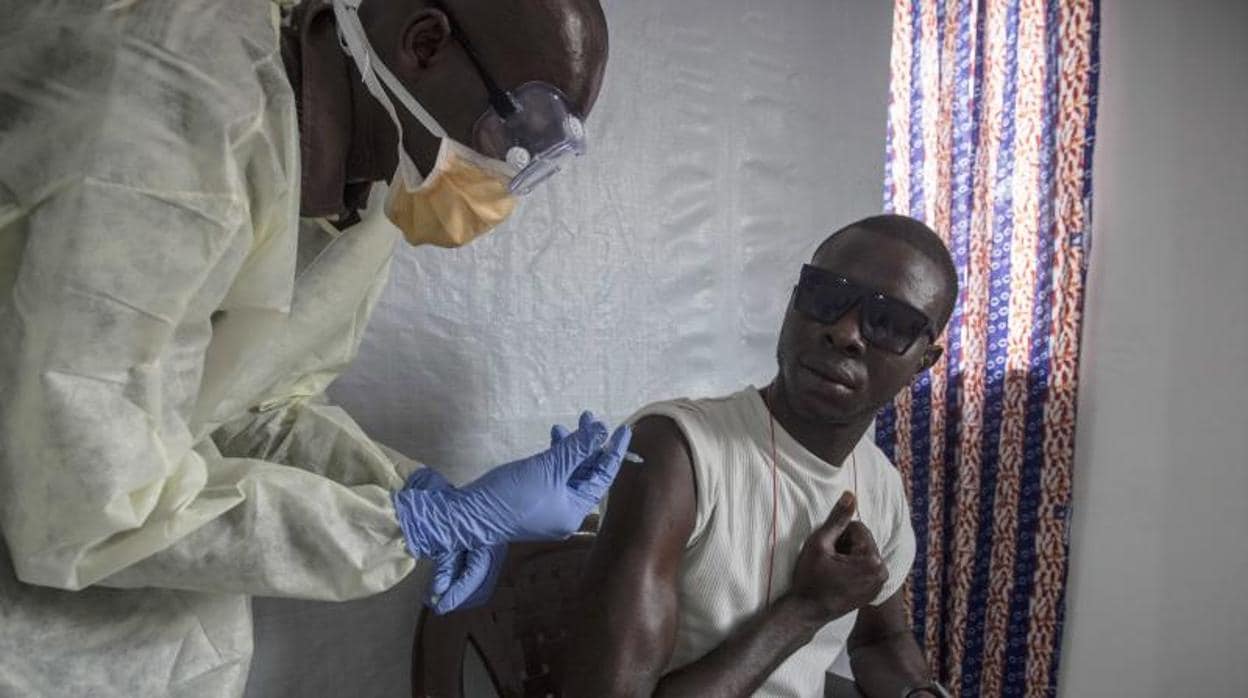 Un voluntario recibie una dosis de vacuna experimental contra el virus del Ébola
