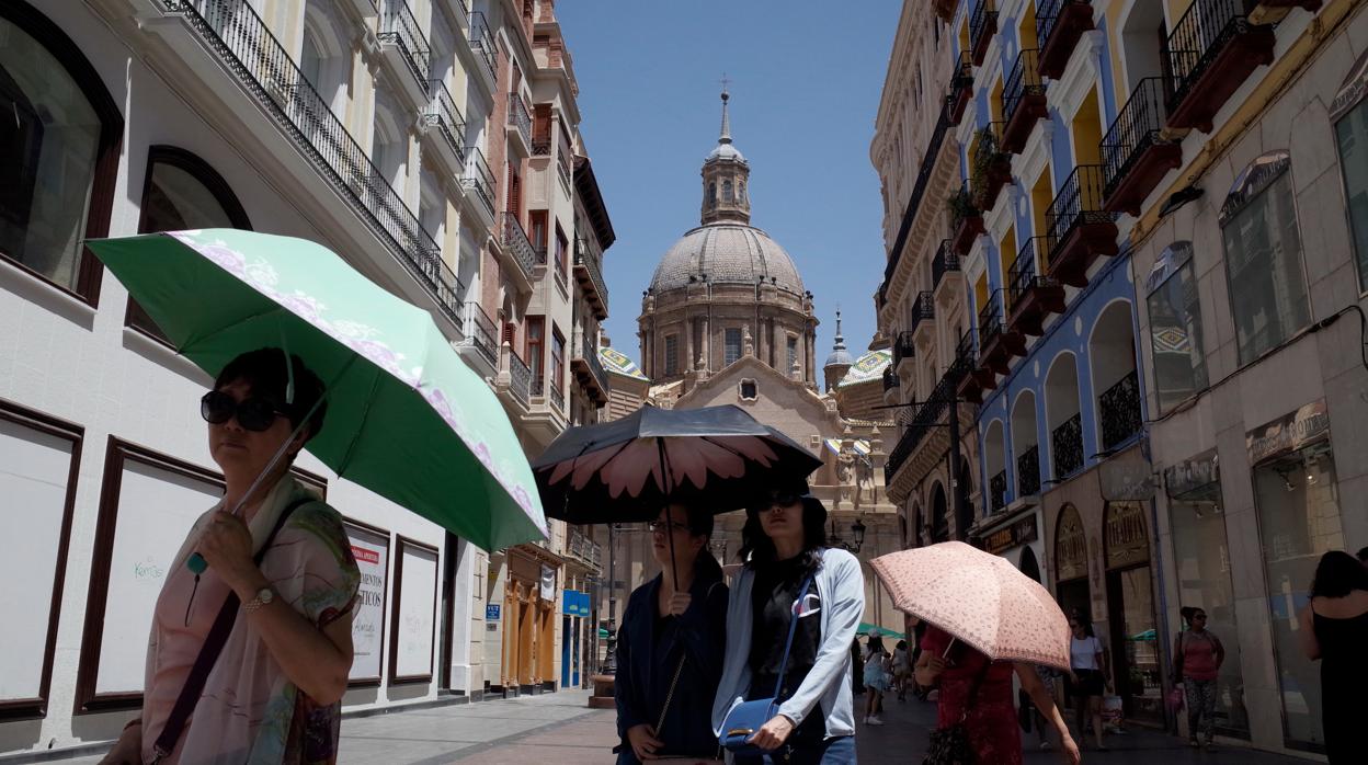 Turistas protegiéndose del calor en Zaragoza