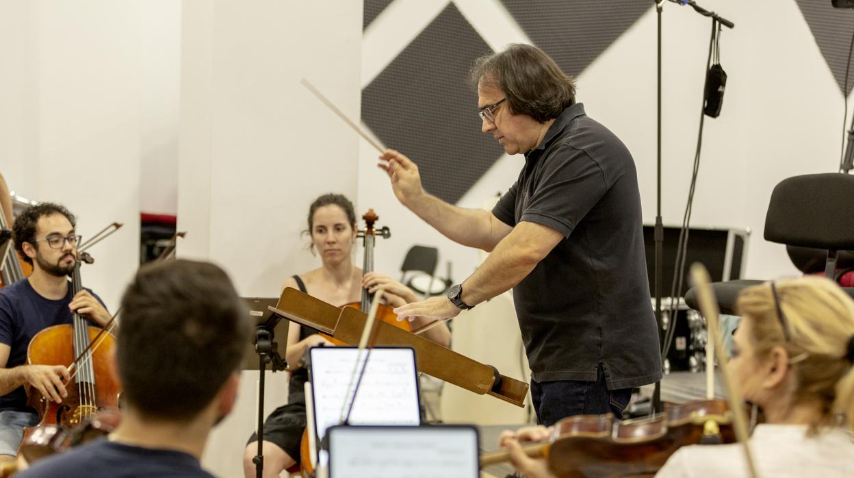 Pascual Osa, director de la orquesta Filarmonía