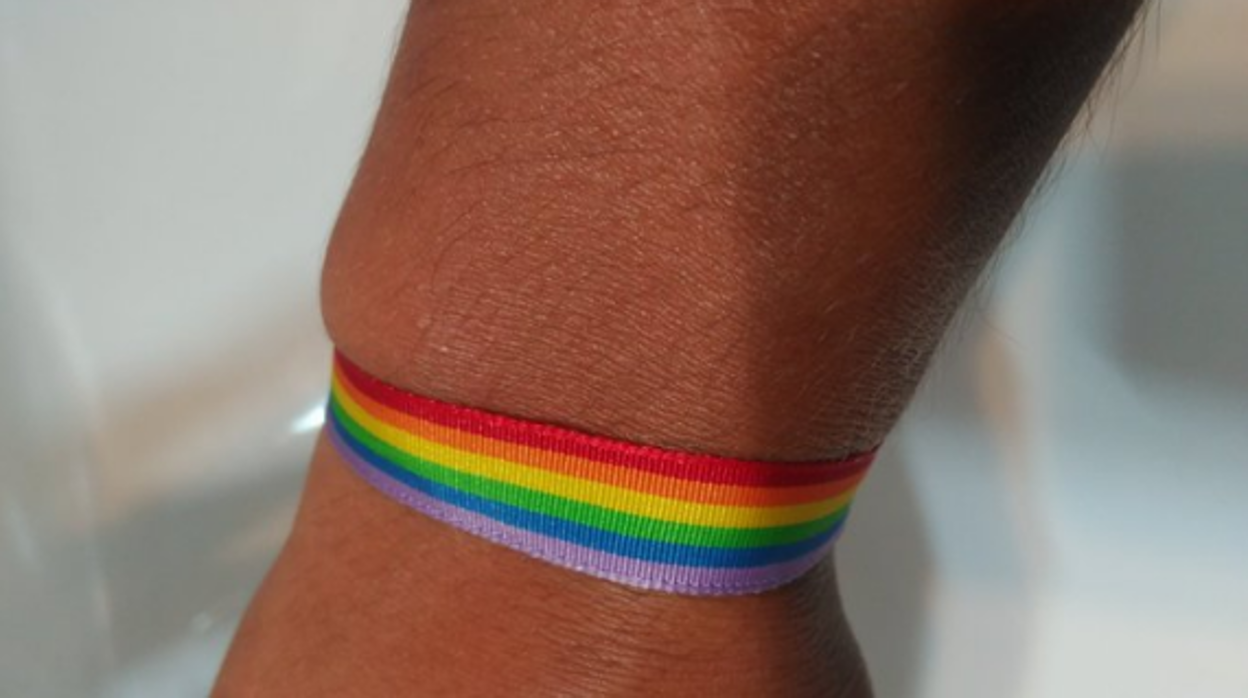 La pulsera LGTBI por la que la joven fue atacada