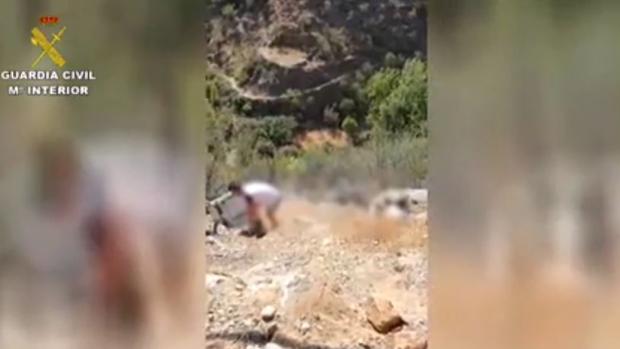 El hombre que arrojó un frigorífico al monte se arrepiente y lo recoge