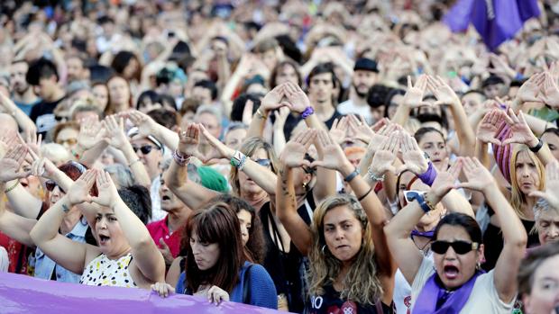 La Manada de Bilbao lanzó 17 euros a la víctima después de violarla