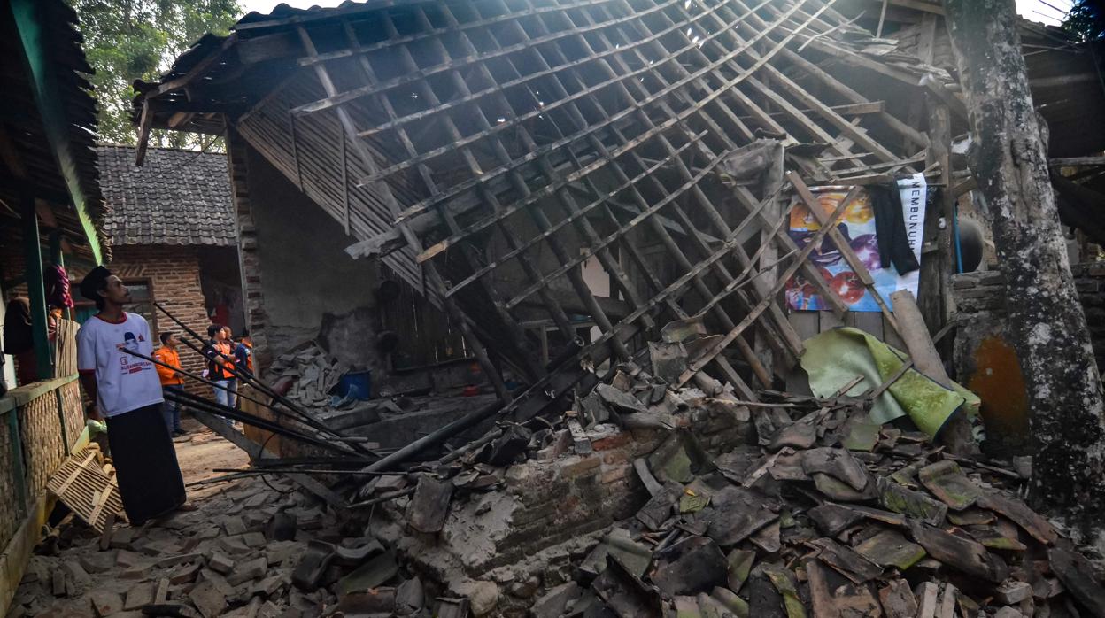 Al menos cuatro muertos y miles de desplazados por un terremoto en Indonesia