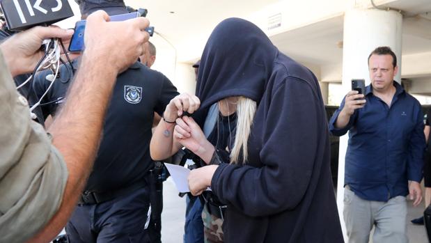 La joven que denunció por violación a la Manada israelí dice que reculó por presiones de la Policía de Chipre