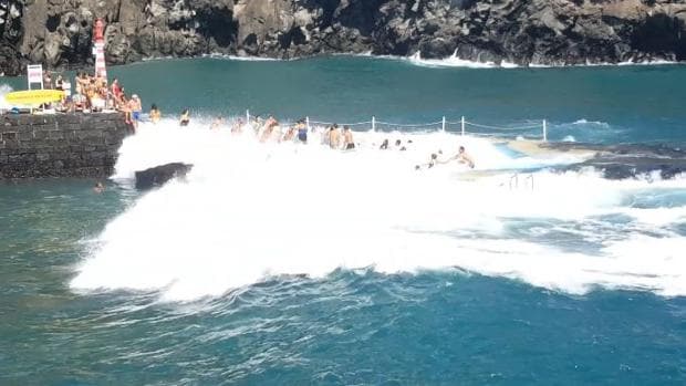 Pánico en unas piscinas naturales de Portugal por unas olas gigantes