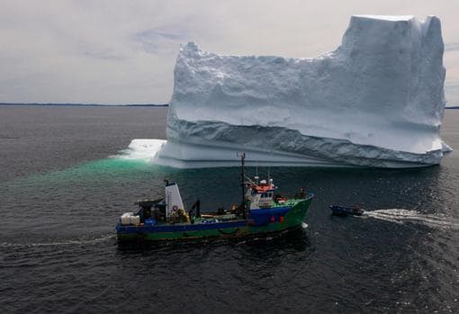 El barco del Capitán Edward Kean frente a un Iceberg