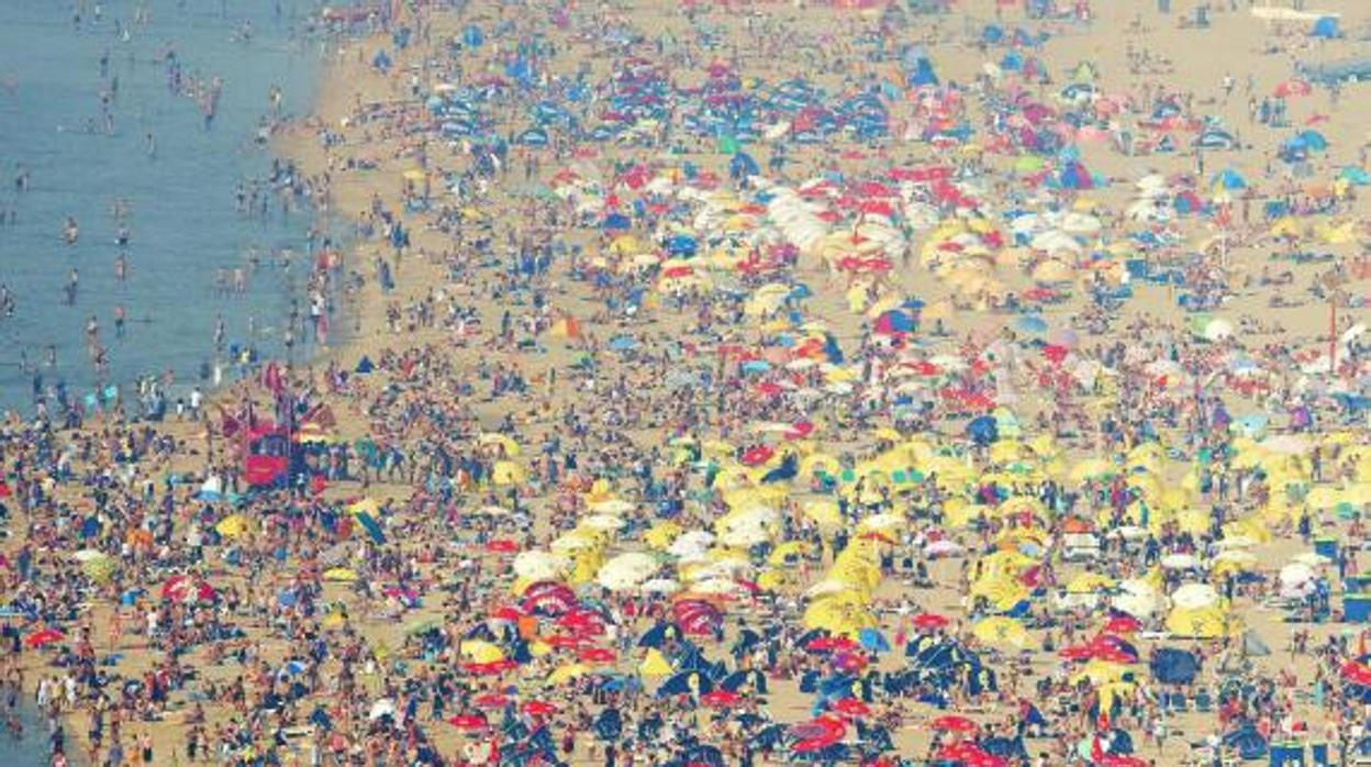 Vista aérea de la playa de Bloemendaal aan Zee, en el mar del norte en Holanda durante la ola de calor