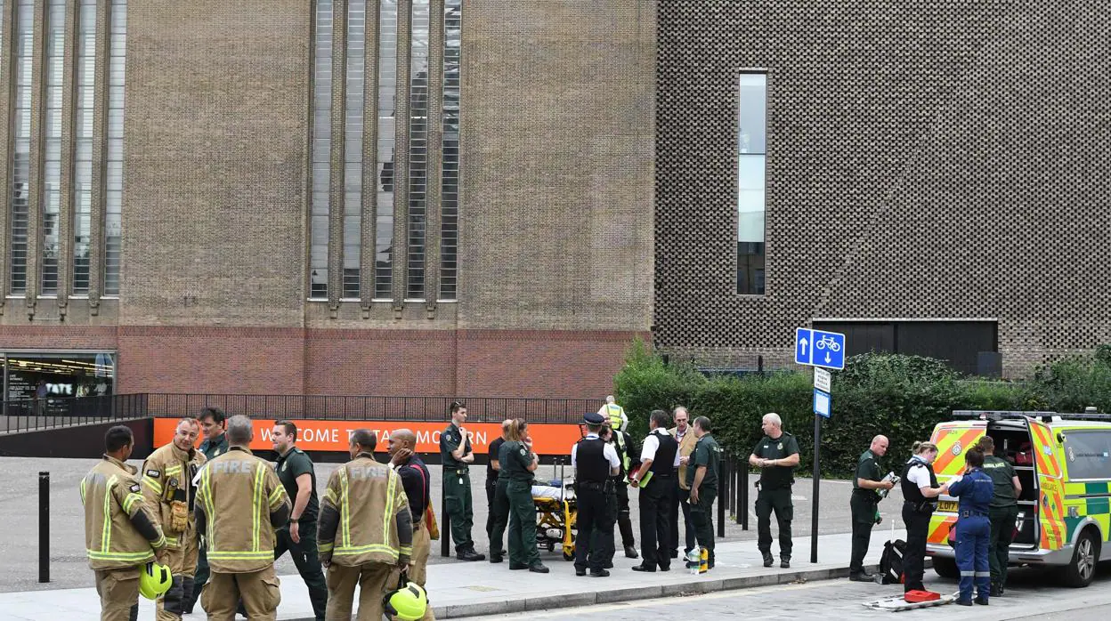 Los servicios de emergencias en los alrededores de la Tate, donde ocurrió el suceso