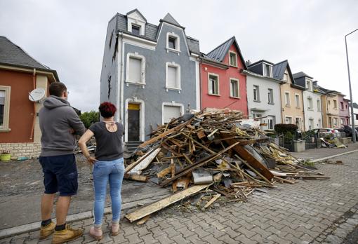 Unos vecinos observan los daños generados por el tornado en Petange, esta mañana