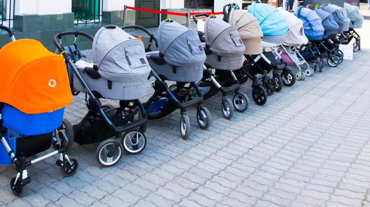 Varios cochecitos de bebés, frente al consulado de España en Kiev