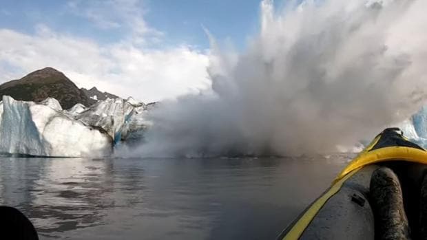Dos turistas graban cómo un glaciar colapsa a pocos metros de su kayak en Alaska