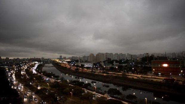 Sao Paulo anochece en la tarde por incendios forestales