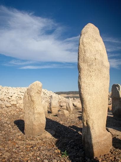 La sequía deja al descubierto un dolmen milenario en Cáceres