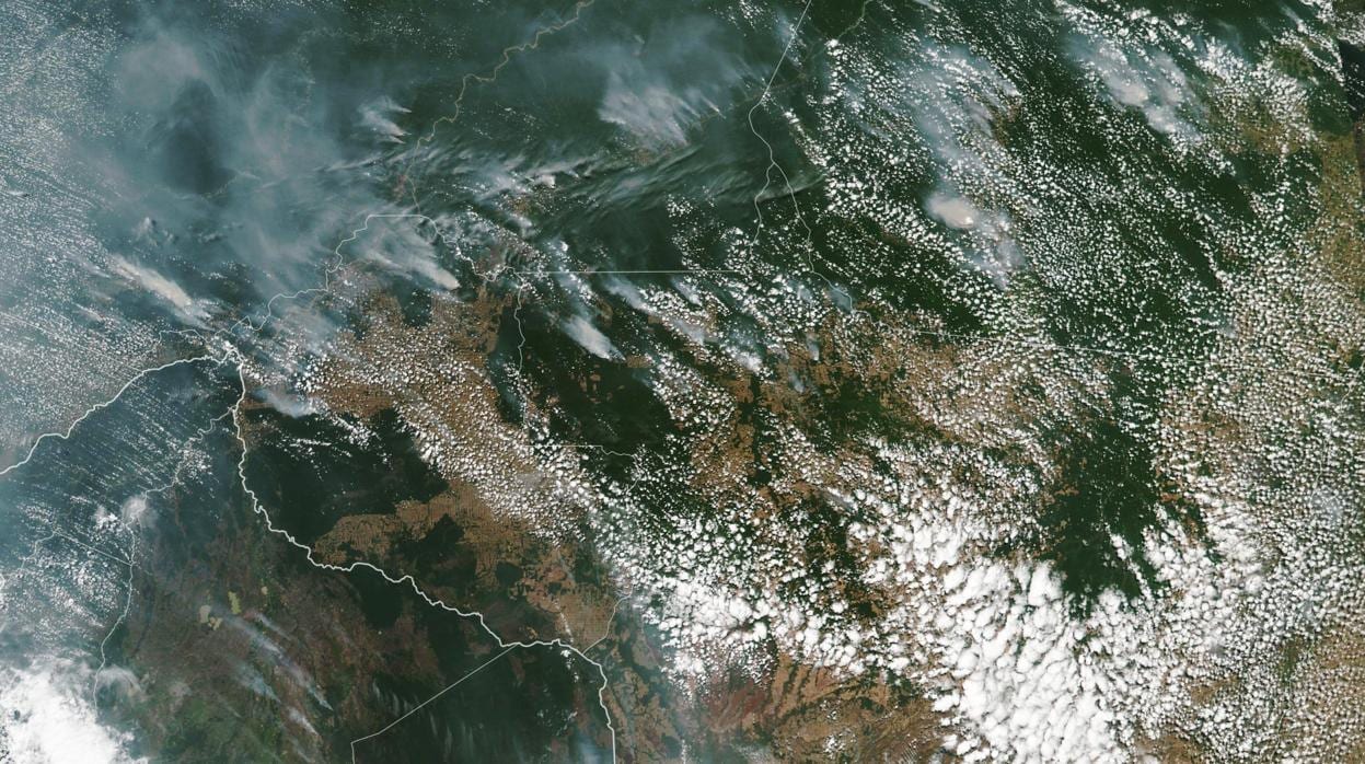 Fotografía que muestra desde el espacio los focos de incendios forestales en la Amazonía brasileña