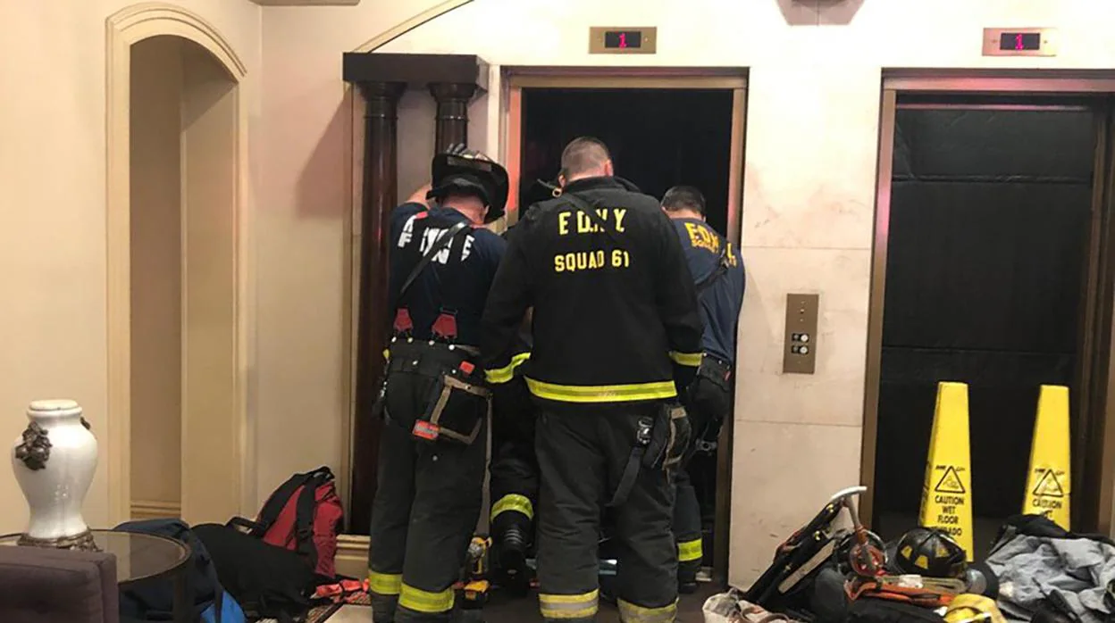El cuerpo de bomberos inspeccionando el ascensor del edificio «Manhattan Promenade» después del fallecimiento de Sam