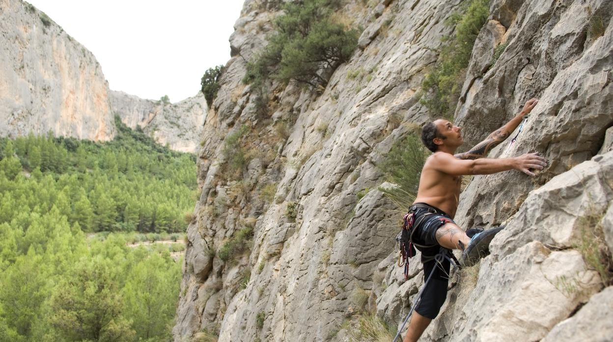 Un hombre escalando en la localidad de Sella (Alicante)
