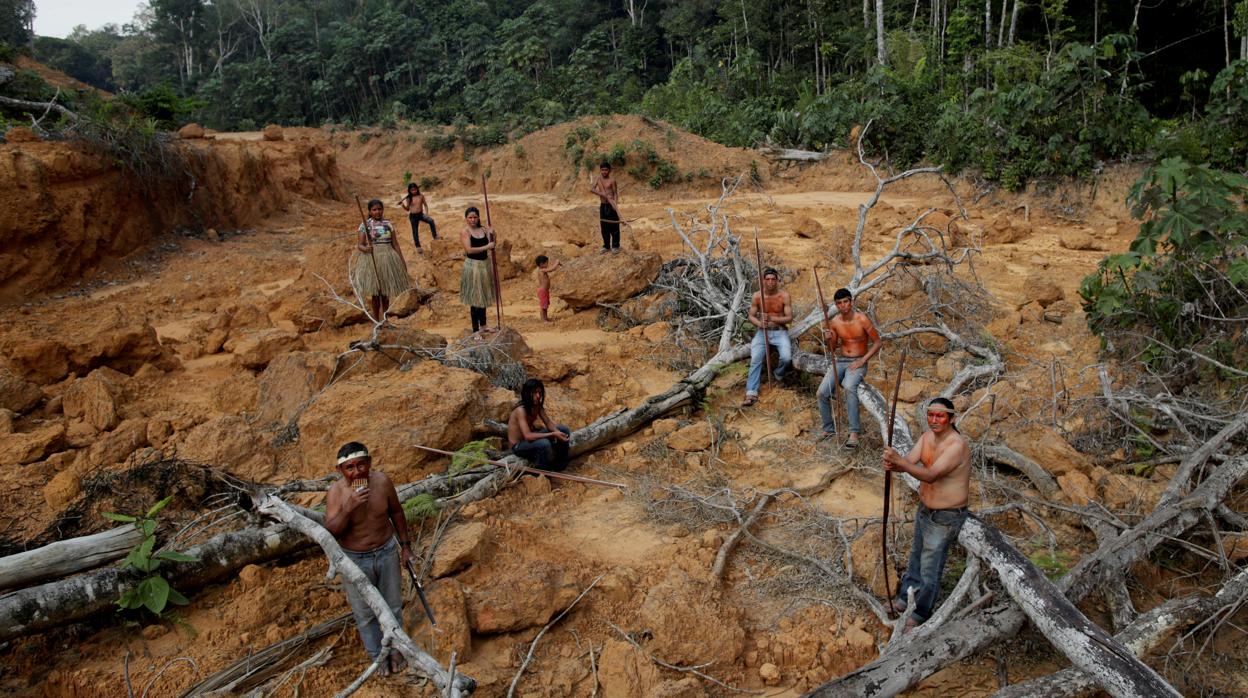 Indígenas en la selva del Amazonas