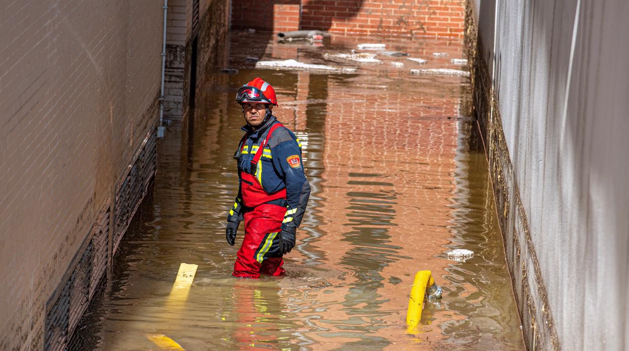 Un bombero trabaja para recuperar la normalidad en Borox (Toledo) después de las intensas lluvias