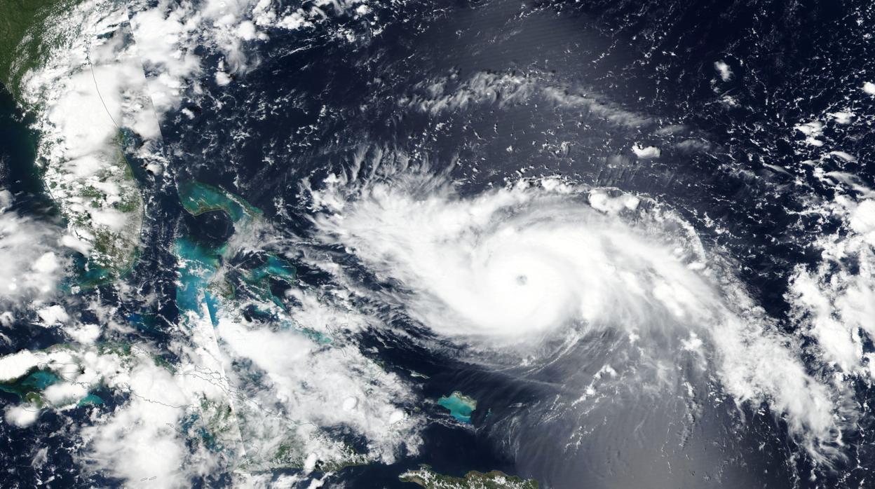 El huracán Dorian aproximándose a la costa de Florida