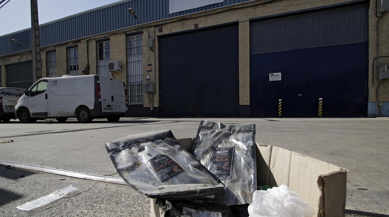 Envases de carne mechada a la puerta de la fábrica del polígono El Pino