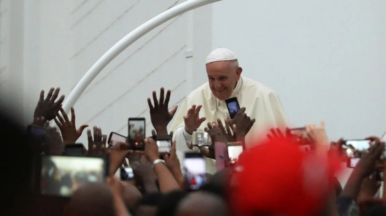 El Papa Francisco a la salida de la catedral de Maputo (Mozambique)