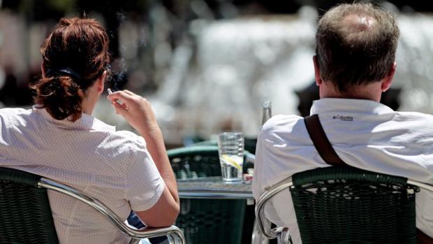La ley de espacios libres de humo no se cumple en las terrazas de bares y restaurantes