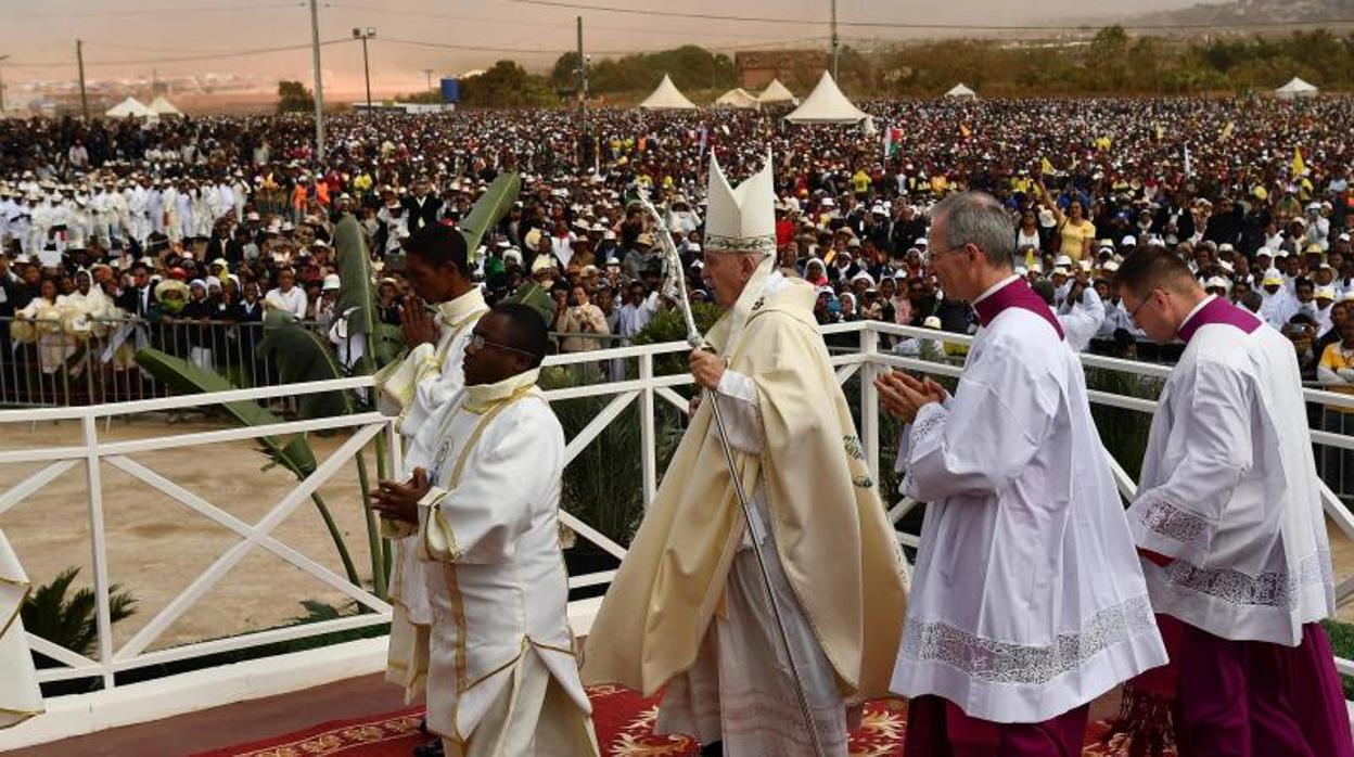 El Papa urge a los cristianos de Madagascar a «no encerrarse en pequeños mundos»