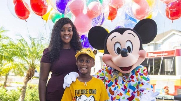 Un niño de siete años recibe un gran regalo de Disney por donar sus ahorros a los afectados por el huracán Dorian