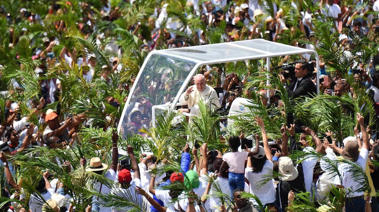 Miles de personas dan la bienvenida al papa Francisco (c) a su llegada al monumento a María Reina de la Paz en Port Louise, capital de Mauricio