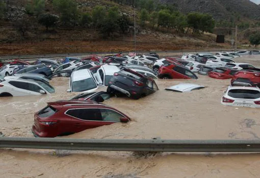 Cientos de coches inundados en un depósito de vehiculos en Orihuela