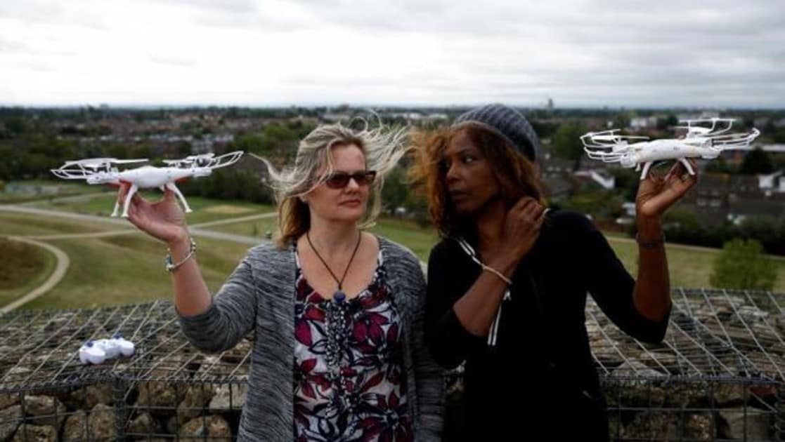 Las activistas Valerie Milner-Brown y Linda Davidsen posando este jueves con drones cerca del aeropuerto de Heathrow en Londres
