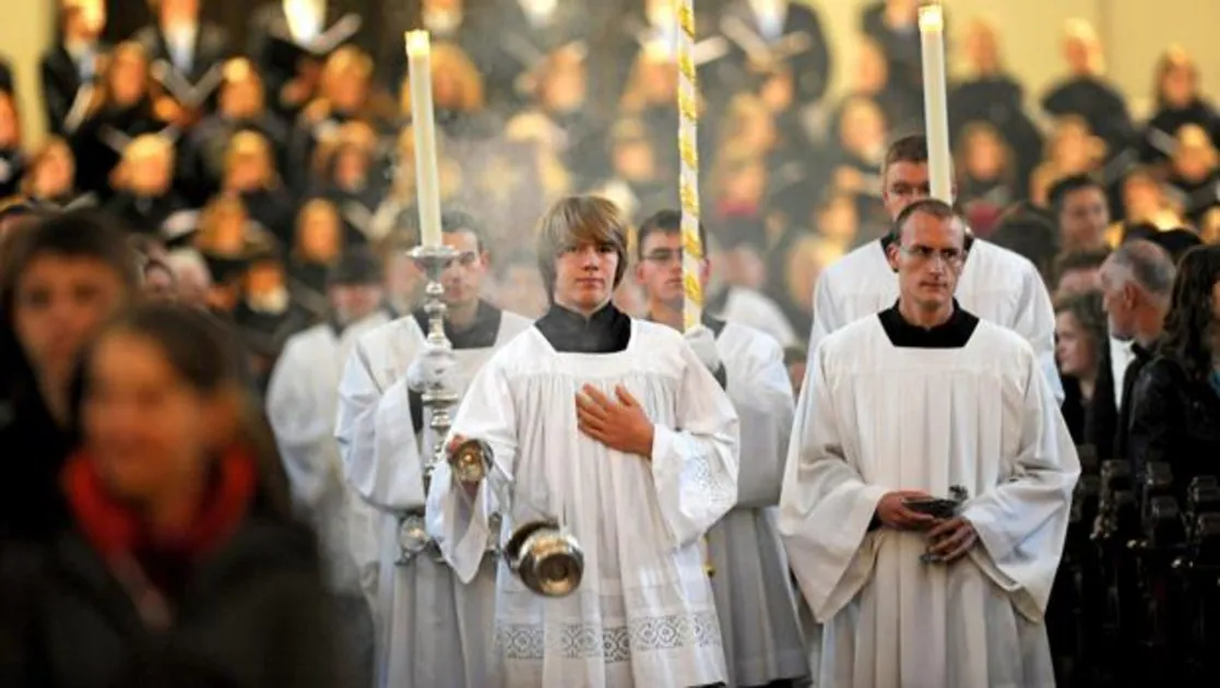 Monaguillos esparcen inciensodurante la misa previa a una conferencia anual de obispos en Alemania