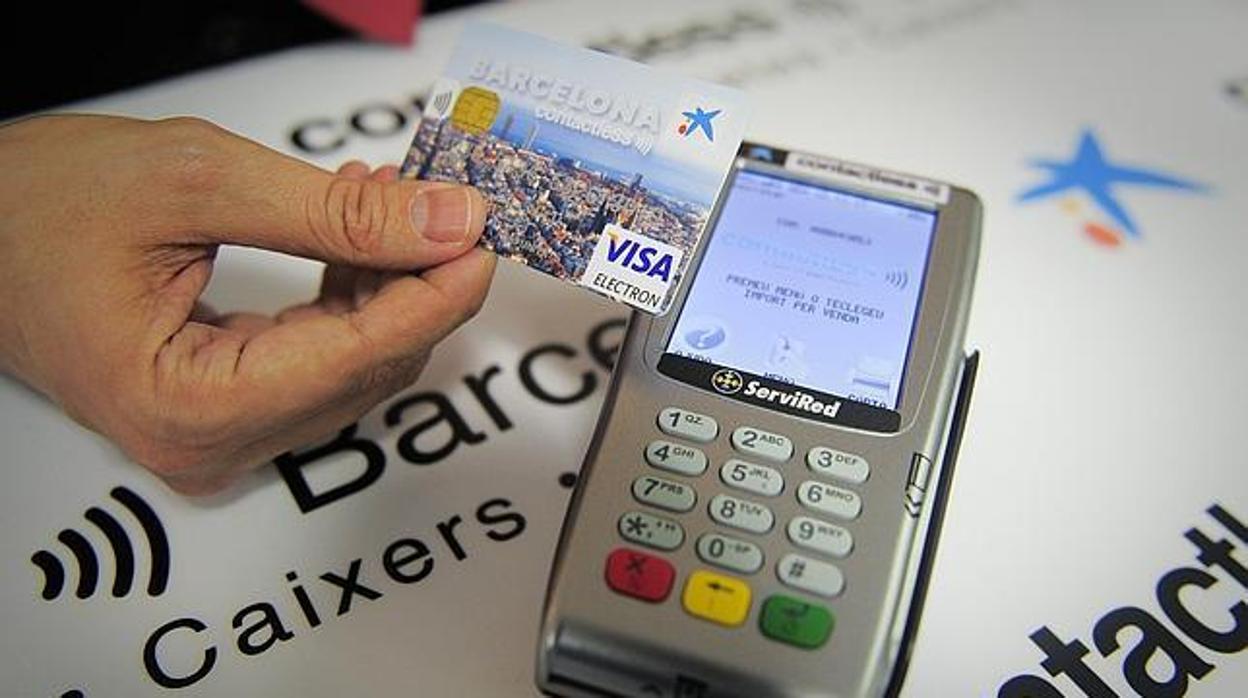 Detienen a un empleado por memorizar 1.300 tarjetas de crédito en un centro comercial en Tokio