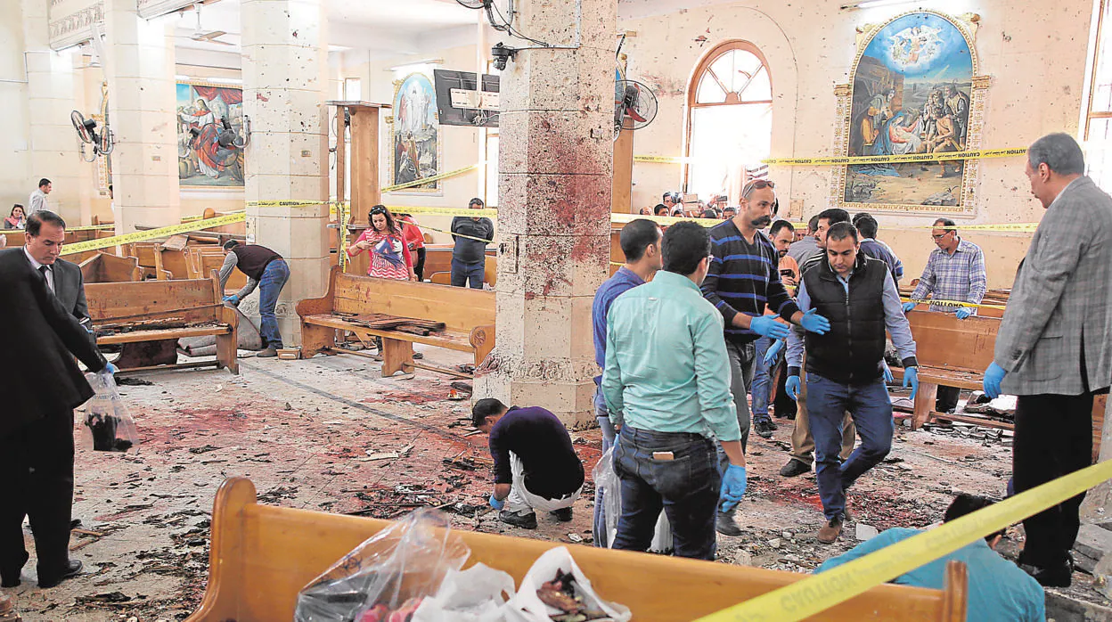 Un atentado destruye una iglesia en Tanta, cerca de El Cairo (Egipto)