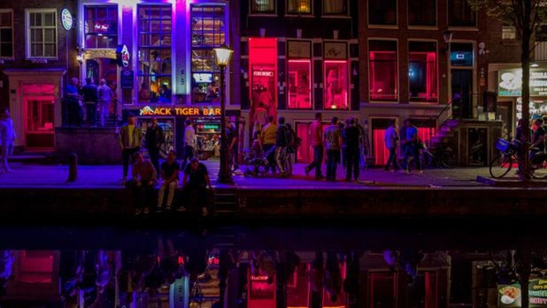 Prostitutas en los escaparates de las calles de Amsterdam