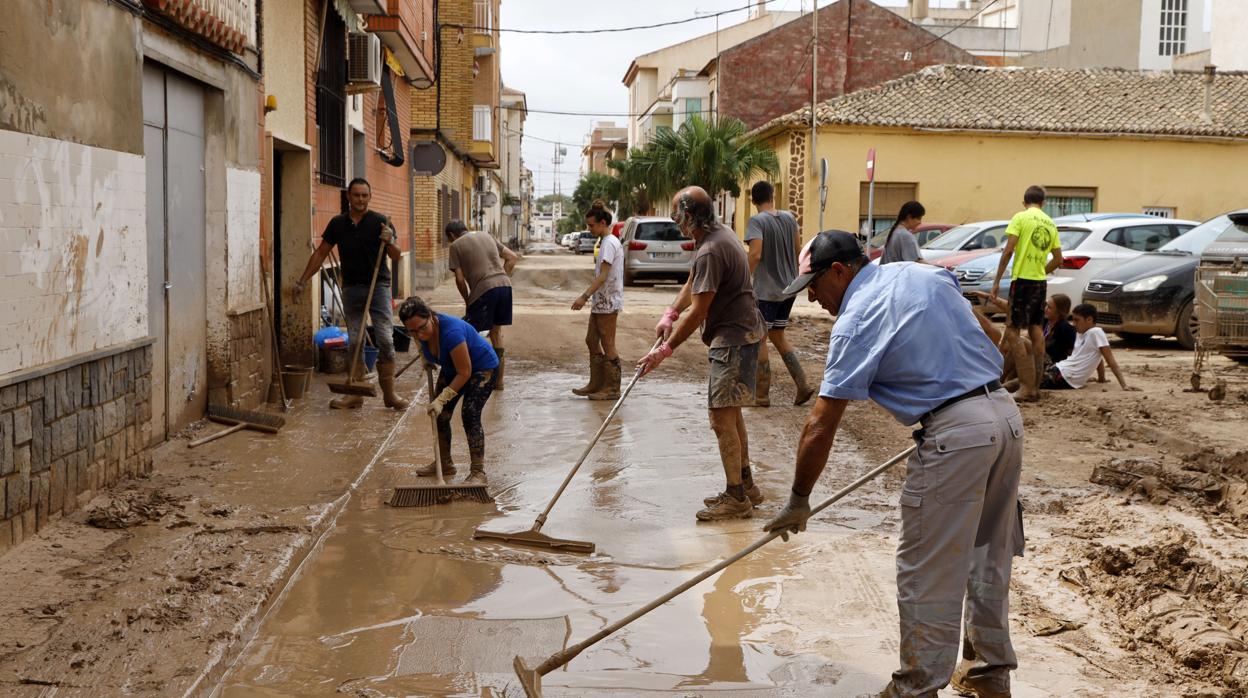 La localidad murciana de Los Alcázares continúa limpiando las calles llenas de barro