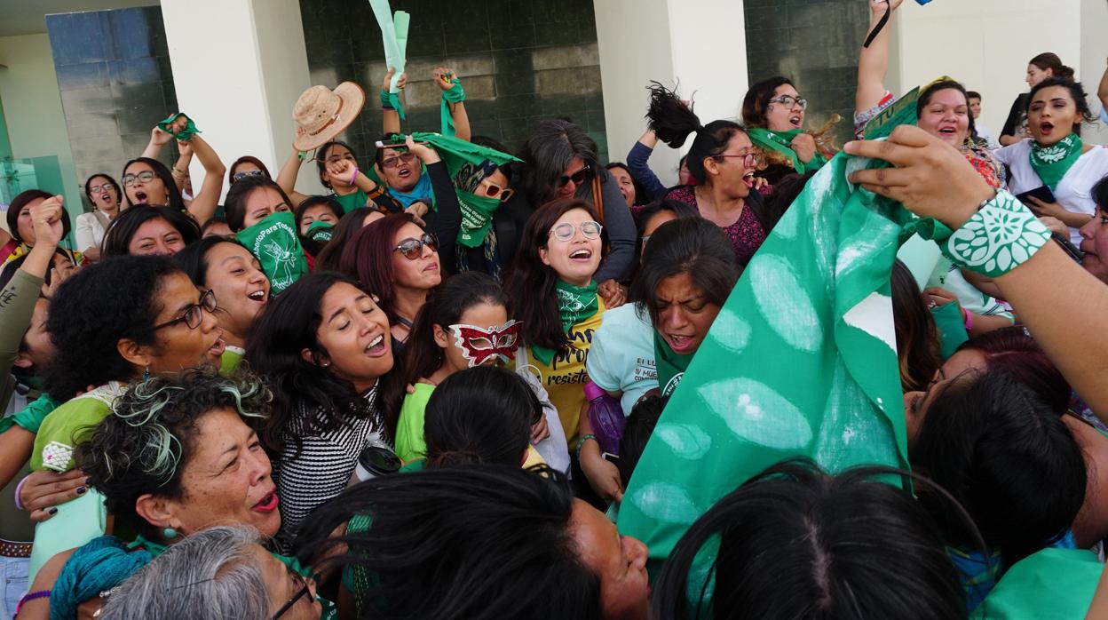 Mujeres celebran la despenalización del aborto en Oaxaca