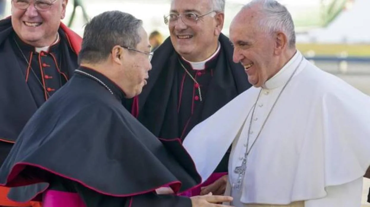 Imagen de archivo del Papa Francisco saludando a Bernardito Auza