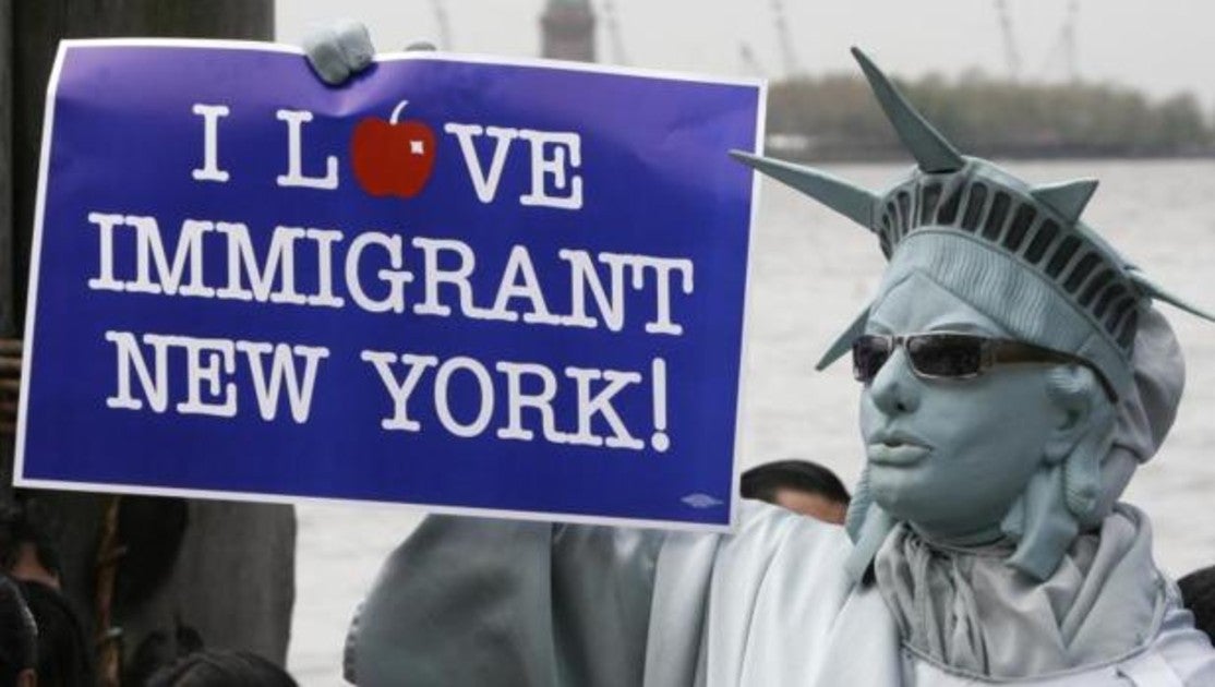 Nueva York multará a quien use la frase: «inmigrante ilegal» o «vuelve a tu país»