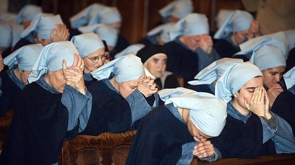 Un grupo de religiosas rezan durante la Eucaristía