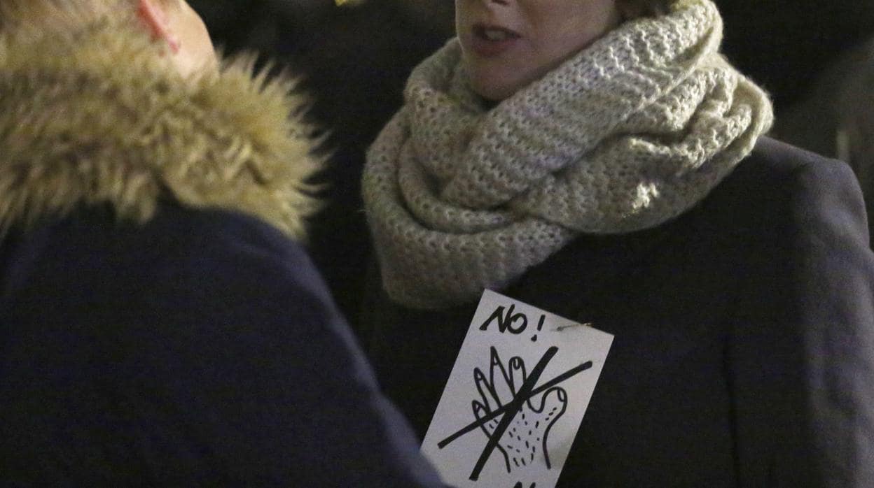 Una mujer protesta en una manifestación en Colonia contra los abusos y tocamientos sexuales indeseados